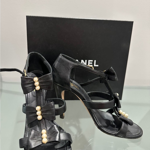 Chanel black high hells with pearls - Picture 3 of 5